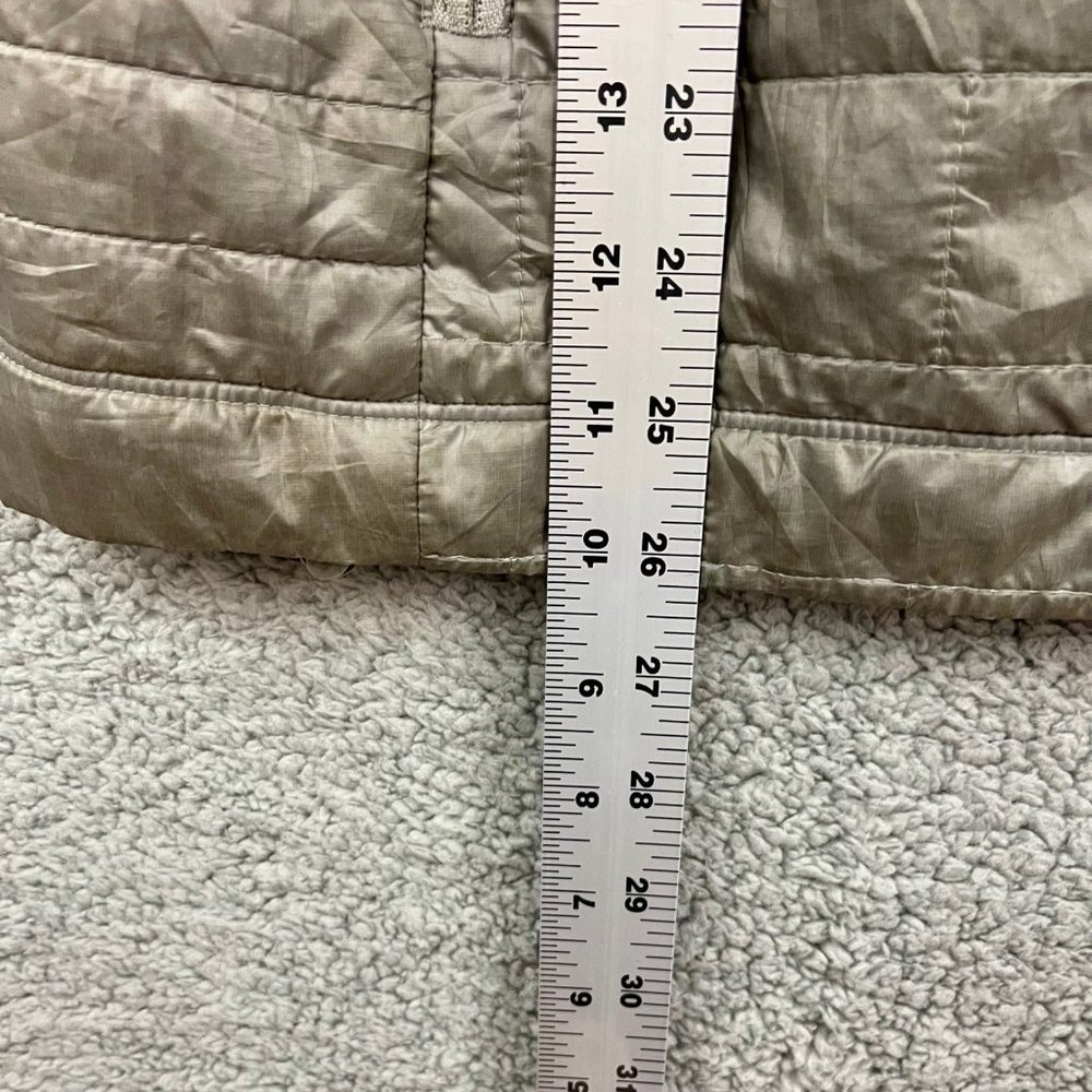 Patagonia Women's Silver Quilted Puffer Jacket - Picture 10 of 12